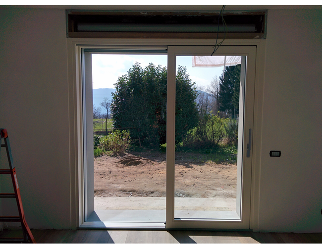 Nuova generazione di finestre ad alzante scorrevole con profili minimal e aumento della luce entrante